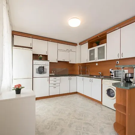 Aristocratic To The Sea Garden Apartment Varna