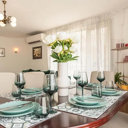 Aristocratic To The Sea Garden Apartment Varna